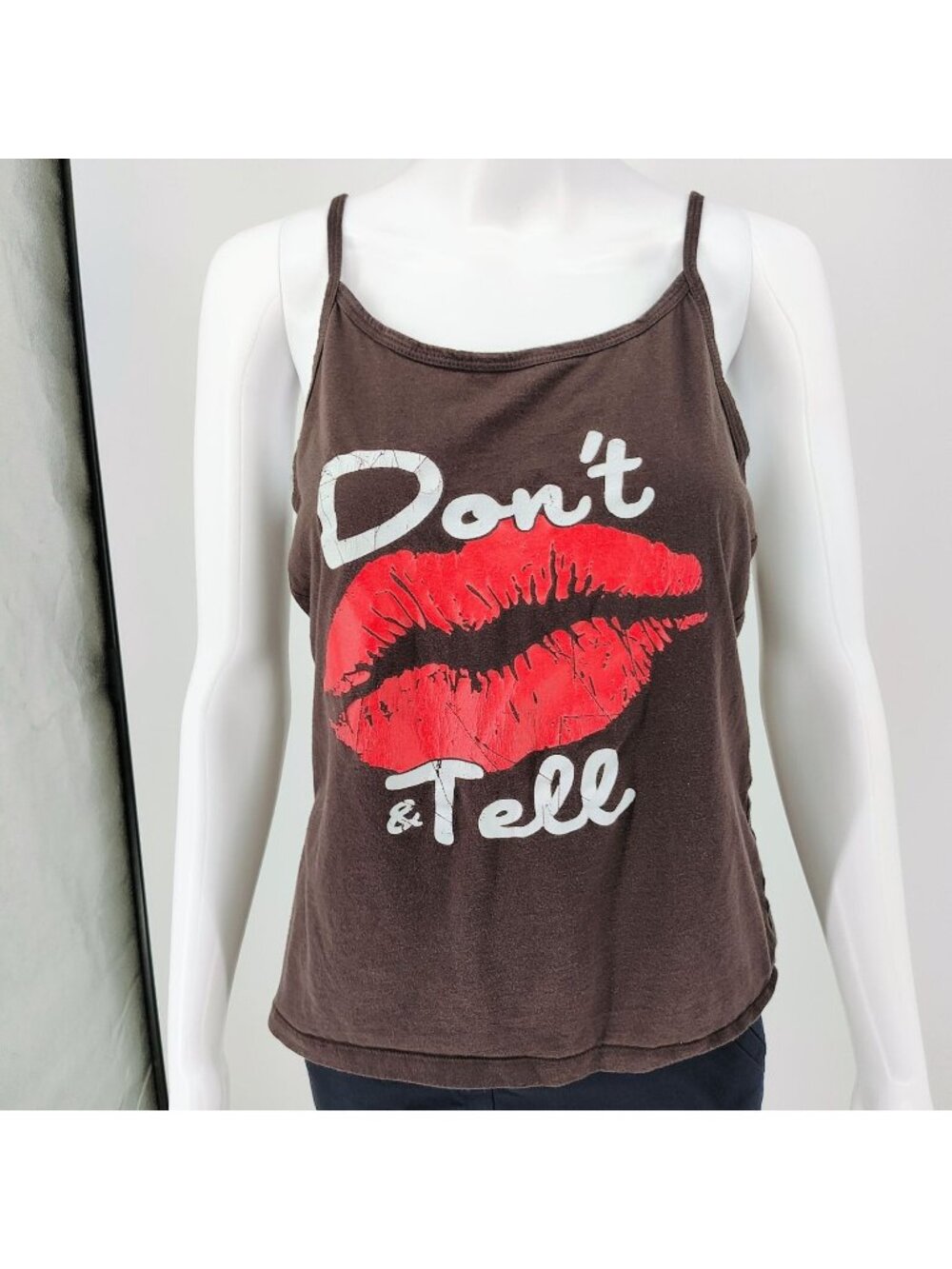 Bella "Don't Kiss & Tell" Lips Graphic Brown Spaghetti Strap Tank Top (XL)